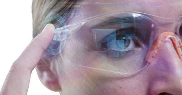 Affärskvinna med hjälp av virtuell verklighet glasögon — Stockvideo