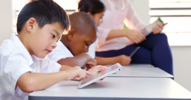 Gyerekek és a tanár segítségével digitális tabletta — Stock videók