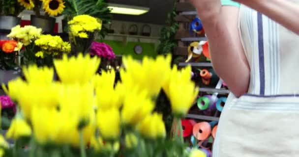 Floristería usando tableta digital en tienda — Vídeo de stock