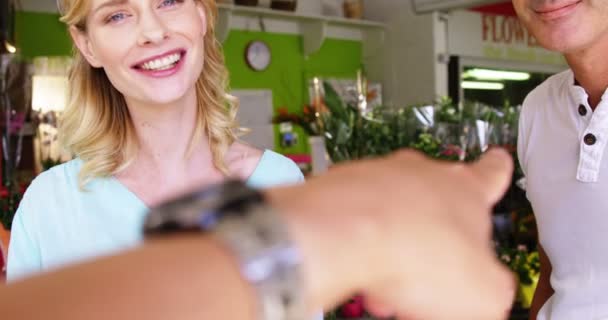 Cliente apontando para flores na loja de flores — Vídeo de Stock