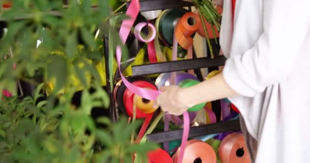 Floristería preparando ramo de flores en la tienda — Vídeo de stock