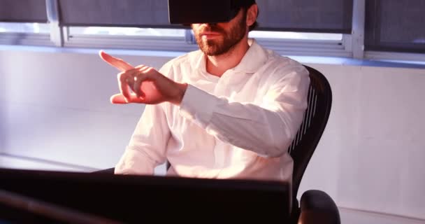 Businessman using virtual reality headset — Stock Video