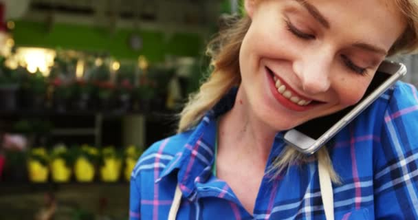 Floristería tomando orden en el teléfono móvil — Vídeo de stock