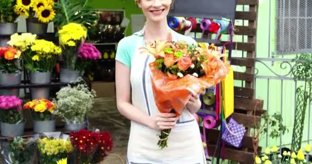 Florista segurando buquê de flores — Vídeo de Stock