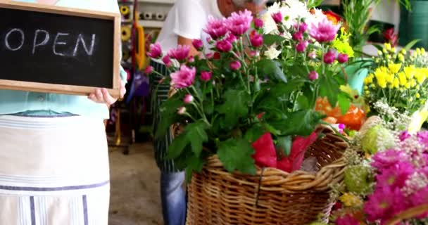 Floristería femenina comprobando ramo de flores — Vídeo de stock