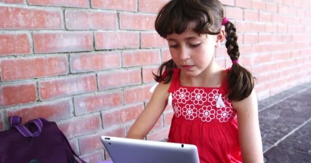 Écolière utilisant tablette dans le couloir à l'école — Video