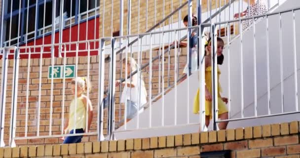 Группа детей спускается с лестницы — стоковое видео