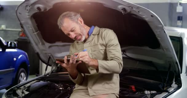 Mecánico de mantenimiento de coches — Vídeos de Stock