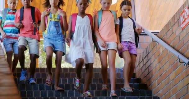 Группа детей спускается с лестницы — стоковое видео