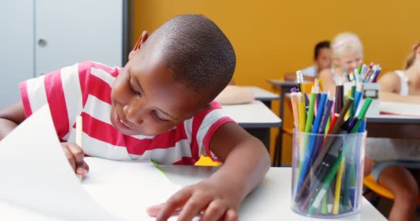 Niños de la escuela haciendo deberes en el aula — Vídeos de Stock