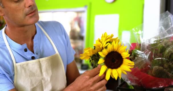 Florista arranjo buquê de flores na loja — Vídeo de Stock