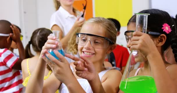 Дети проводят химический эксперимент в лаборатории — стоковое видео