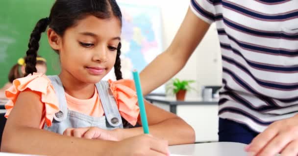 Enseignant aidant écolière avec leurs devoirs — Video