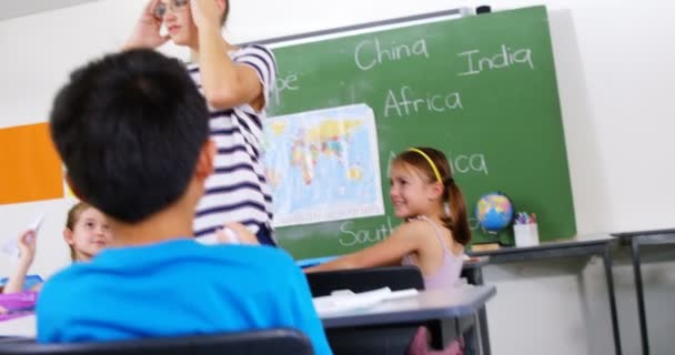 Los niños de la escuela lanzando bolas de papel en maestro — Vídeos de Stock