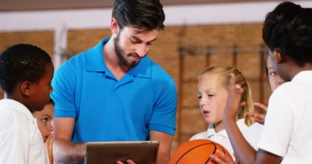 Maestro y niños de la escuela usando tableta digital — Vídeos de Stock