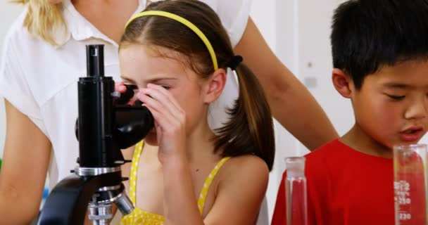 Niños haciendo un experimento químico en laboratorio — Vídeo de stock