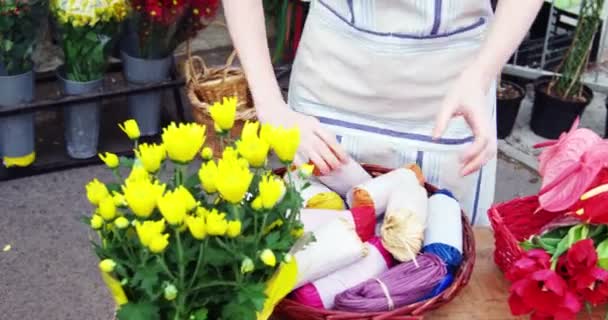 Ανθοπωλείο κρατώντας μπουκέτο λουλούδια στο κατάστημα — Αρχείο Βίντεο