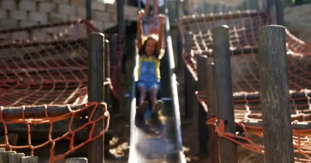 Estudante deslizando no slide no playground da escola — Vídeo de Stock