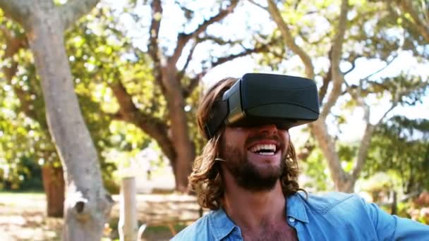 Man met virtuele bril — Stockvideo