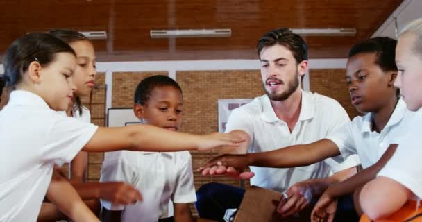 Maestro y niños de la escuela en la cancha de baloncesto — Vídeos de Stock