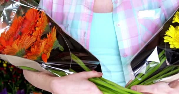 Kvinnliga florist holding bukett blommor — Stockvideo