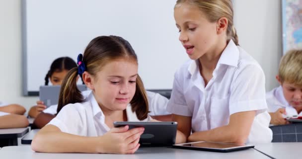 Школьники с помощью цифрового планшета — стоковое видео