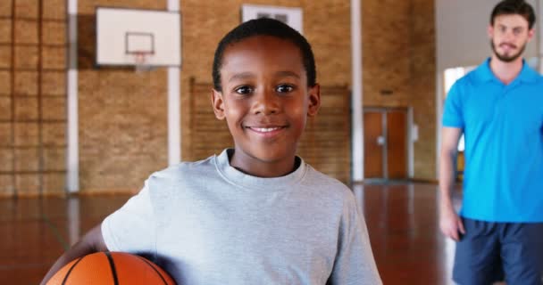 Öğretmen öğrencisini basketbol sahası içinde ile — Stok video