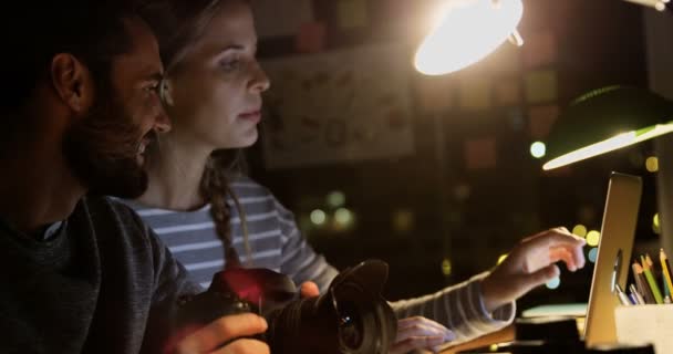 Chers collègues regardant la photo dans l'appareil photo numérique — Video