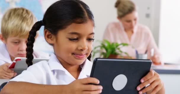 Niños de la escuela usando tableta digital — Vídeos de Stock