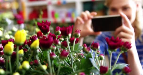 Vrouw nemen foto van bloemboeket — Stockvideo
