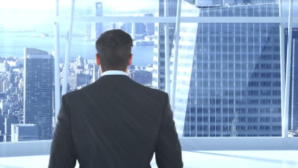 Biznesmen ogląda okna biura — Wideo stockowe