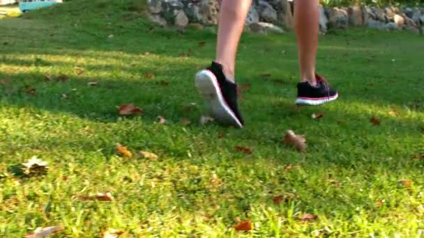 Kvinnan joggar i parken — Stockvideo