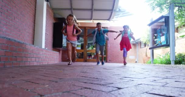 Crianças da escola correndo no corredor na escola — Vídeo de Stock