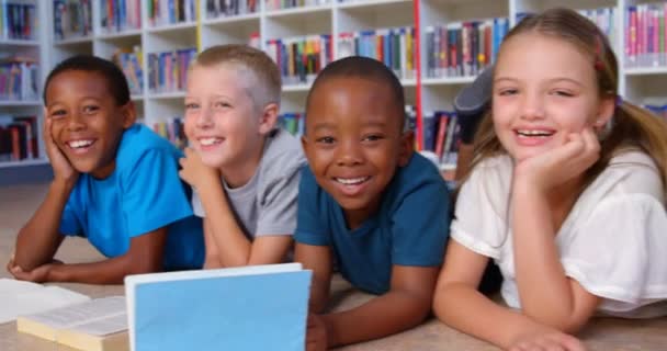 Ragazzi della scuola con insegnante in biblioteca — Video Stock