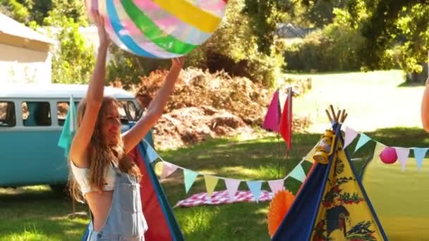 Couple jouant avec la balle de plage — Video