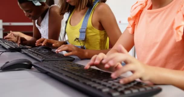 Школьницы, использующие компьютер в классе — стоковое видео