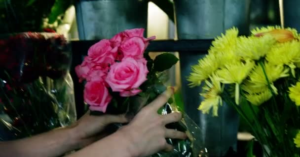 Bloemist ruiken stelletje roze roos — Stockvideo