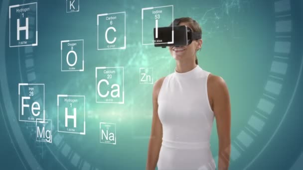 Donna d'affari indossando cuffie realtà virtuale — Video Stock