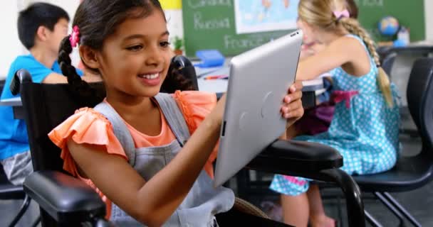 Инвалидная школьница с помощью цифрового планшета — стоковое видео