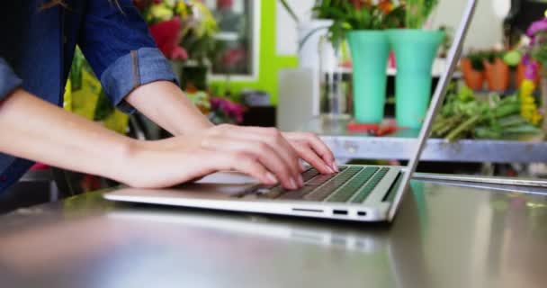 Florista femenina usando laptop — Vídeo de stock