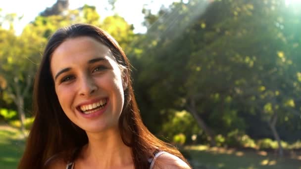 Mulher bonita sorrindo no parque — Vídeo de Stock