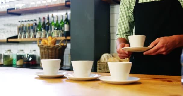 Camarero organizando una taza y platillo — Vídeo de stock