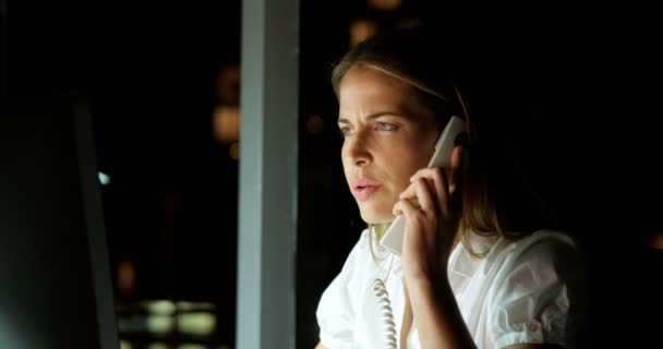 Беспокойная деловая женщина разговаривает по телефону — стоковое видео
