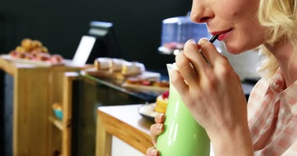 Mujer tomando batido — Vídeos de Stock