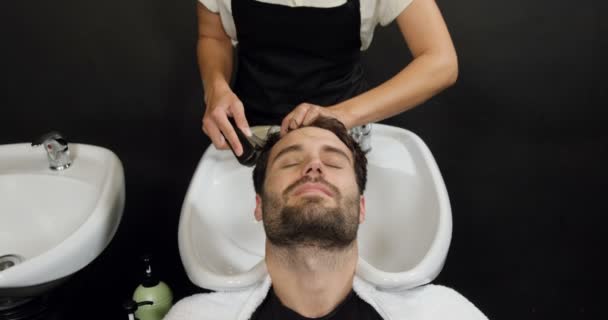 Hombre consiguiendo su lavado de pelo — Vídeos de Stock