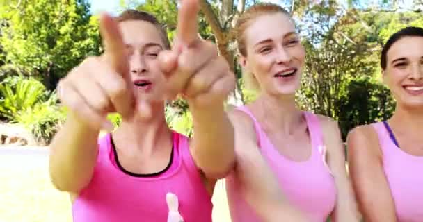 Freiwillige Frauen gestikulieren im Park — Stockvideo