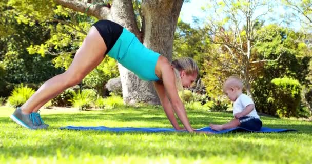 Woman exercising with her baby — Stock Video