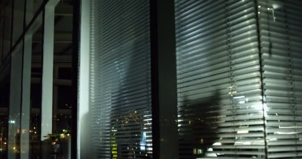 Businessman looking through window blinds — Stock Video