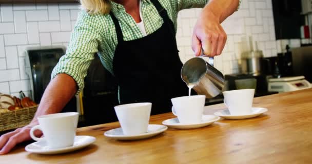 Servitören hälla färska filter kaffe i koppar — Stockvideo