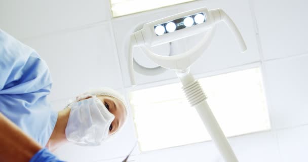 Ayudante dental sosteniendo herramienta dental — Vídeo de stock